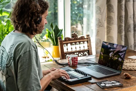 How to learn piano on a keyboard at home